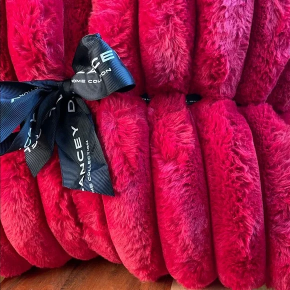 Set of 2 Luxurious Plush Red Faux Fur Throw Pillows🏡NWT! - Picture 3 of 10